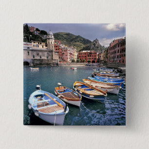 Europa, Italien, Vernazza. Hell bemalte Boote Button