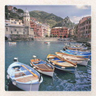 Europa, Italien, Vernazza. Hell bemalte Boote Glasuntersetzer