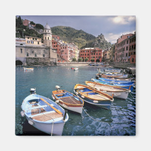 Europa, Italien, Vernazza. Hell bemalte Boote Magnet