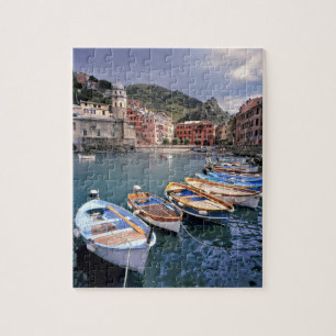 Europa, Italien, Vernazza. Hell bemalte Boote Puzzle