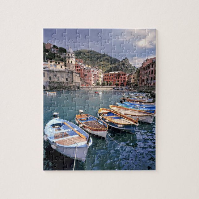 Europa, Italien, Vernazza. Hell bemalte Boote Puzzle (Vertikal)