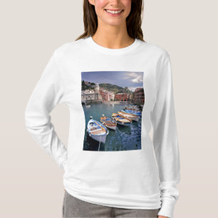 Europa, Italien, Vernazza. Hell bemalte Boote T-Shirt