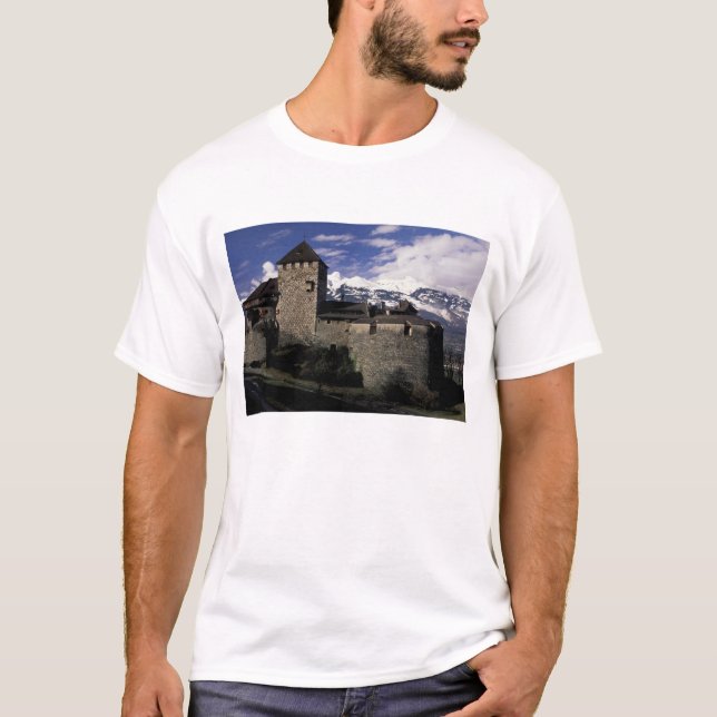 Europa, Liechtenstein, Vaduz. Burg Vaduz, 2 T-Shirt (Vorderseite)