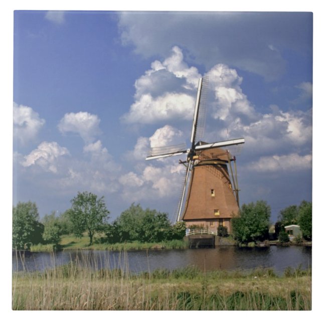 Europa, Niederlande, Kinerdijk. Eine Windmühle sit Fliese (Vorderseite)