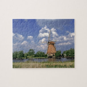 Europa, Niederlande, Kinerdijk. Eine Windmühle sit Puzzle