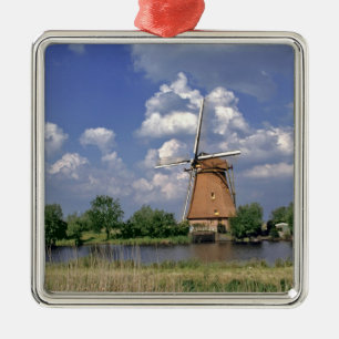 Europa, Niederlande, Kinerdijk. Eine Windmühle sit Silbernes Ornament