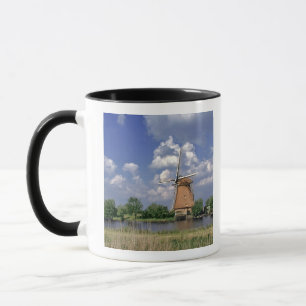 Europa, Niederlande, Kinerdijk. Eine Windmühle sit Tasse