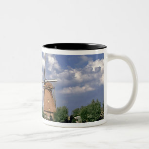 Europa, Niederlande, Kinerdijk. Eine Windmühle ste Zweifarbige Tasse