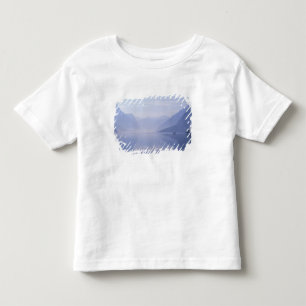 Europa, Norwegen. Vertikale Wände spiegeln sich in Kleinkind T-shirt