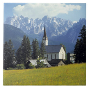 Europa, Österreich, Gosau. Der Turm der Kirche Fliese