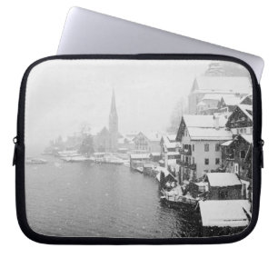 Europa, Österreich, Hallstat. Stadtansicht im Schn Laptopschutzhülle
