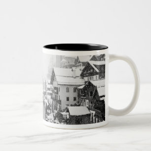 Europa, Österreich, Hallstat. Stadtansicht im Schn Zweifarbige Tasse