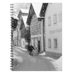 Europa, Österreich, Hallstat. Verschneite Straße Notizblock