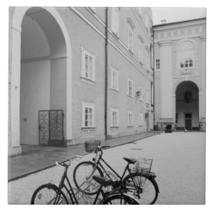 Europa, Österreich, Salzburg. Fahrräder in der Fliese