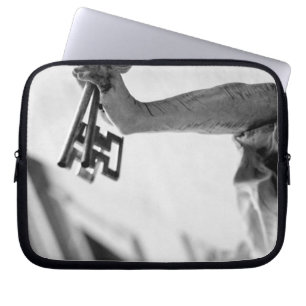 Europa, Österreich, Salzburg. Statue mit Schlüssel Laptopschutzhülle