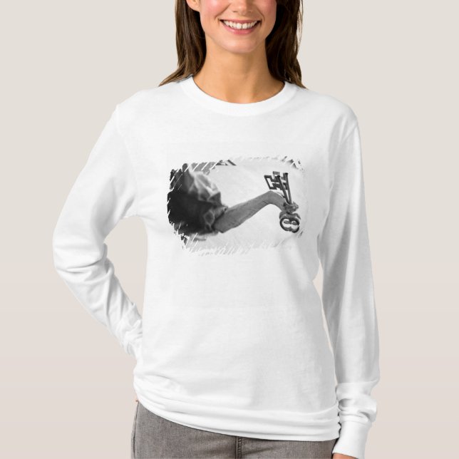 Europa, Österreich, Salzburg. Statue mit Schlüssel T-Shirt (Vorderseite)