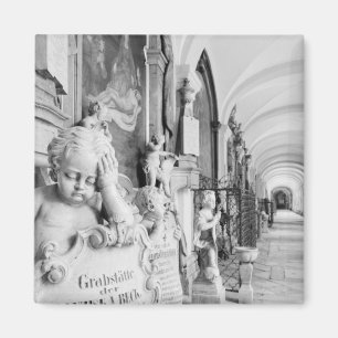 Europa, Österreich, Salzburg. Zwerg und Denkmal Magnet