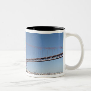 Europa, Portugal, Lissabon aka Lisboa). Ponte Zweifarbige Tasse