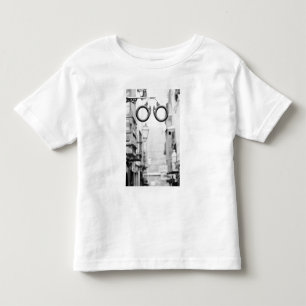 Europa, Spanien, Mallorca. Brillengeschäftsschild, Kleinkind T-shirt