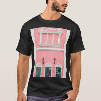 Europa-Stil, rosa Gebäude Außenbereich. T-Shirt