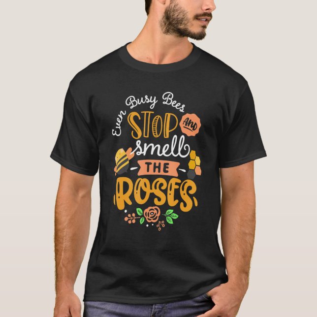even busy bees stop and smell the roses T-Shirt (Vorderseite)