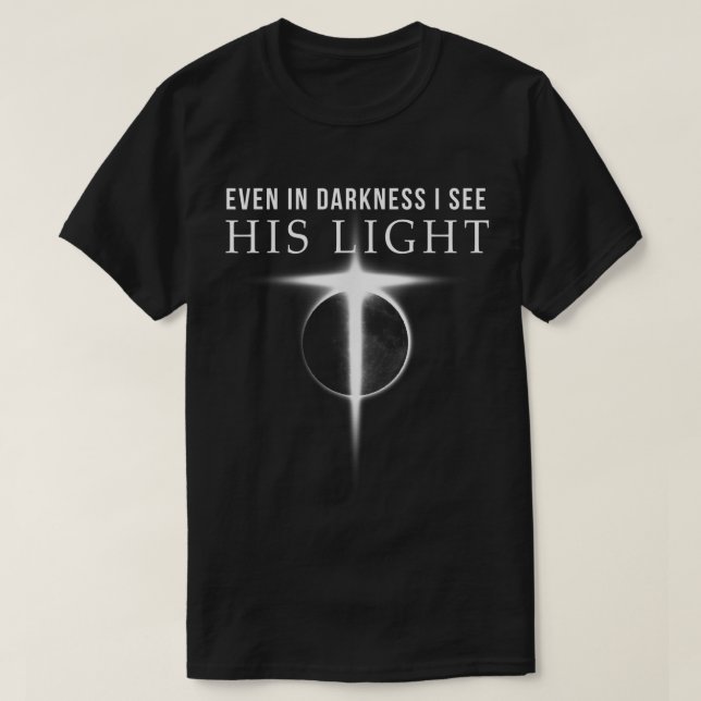 Even in Darkness | Christian Faith Design T-Shirt (Design vorne)