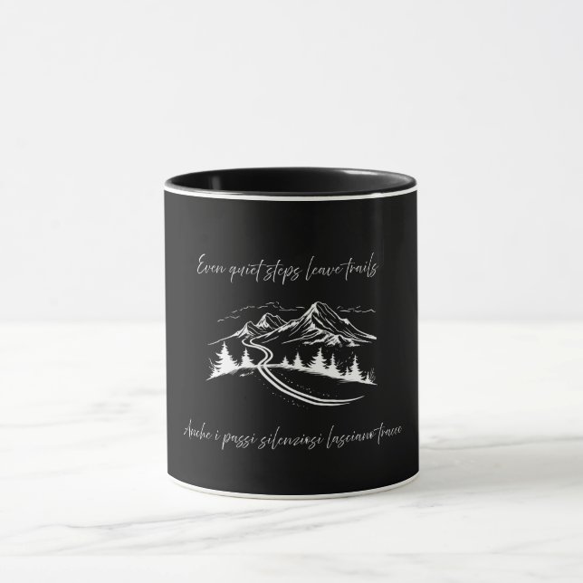 Even Quiet Steps – Minimalist Bilingual Quote  Tasse (Zentrum)