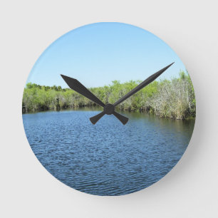 Everglades-Mangrovenblaue Wasserreflexionen Runde Wanduhr