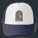 Everglades Nationalpark Florida Flamingo Vintag Truckerkappe<br><div class="desc">Everglades Vektorgrafik Design. Der Park besteht aus Mangroven an der Küste,  Sägerwiesen und Kiefernwäldern,  die für Hunderte von Tierarten Zuhause sind.</div>