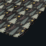 Evergreen Christmas Tree Muster gemütliche Winter  Schneidebrett<br><div class="desc">Unterhalten Sie den ganzen Winter über stilvoll mit diesem gemütlichen gemusterten Schneidbrett. Es hat mehrere immergrüne Bäume in Grün auf schwarzem Hintergrund,  mit gelben Sternen und Ästen,  die überall verstreut sind. Eine großartige,  stilvolle Art Weihnachten und den ganzen Winter zu feiern. /cao/c</div>