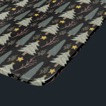 Evergreen Christmas Tree Muster gemütliche Winter  Schneidebrett<br><div class="desc">Unterhalten Sie den ganzen Winter über stilvoll mit diesem gemütlichen gemusterten Schneidbrett. Es hat mehrere immergrüne Bäume in Grün auf schwarzem Hintergrund,  mit gelben Sternen und Ästen,  die überall verstreut sind. Eine großartige,  stilvolle Art Weihnachten und den ganzen Winter zu feiern. /cao/c</div>