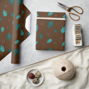 Evergreen Tree Blätter & Red Holly Berries Geschenkpapier