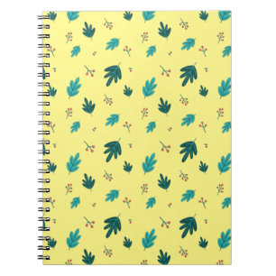 Evergreen Tree Blätter & Red Holly Berries Notizblock