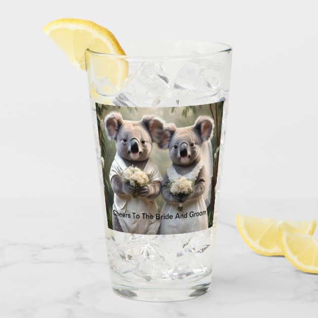 "Evergreen Vows: Eine Koala-Hochzeit in Weiß" Glas (Vorderseite Ice)