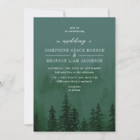 Evergreens im Foggy Forest in Dark Green