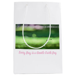 Every Day is a Gentle Earth Day Mittlere Geschenktüte