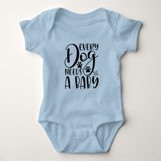 Every Dog Needs A Baby Pregnancy Announcement Baby Strampler (Vorderseite)