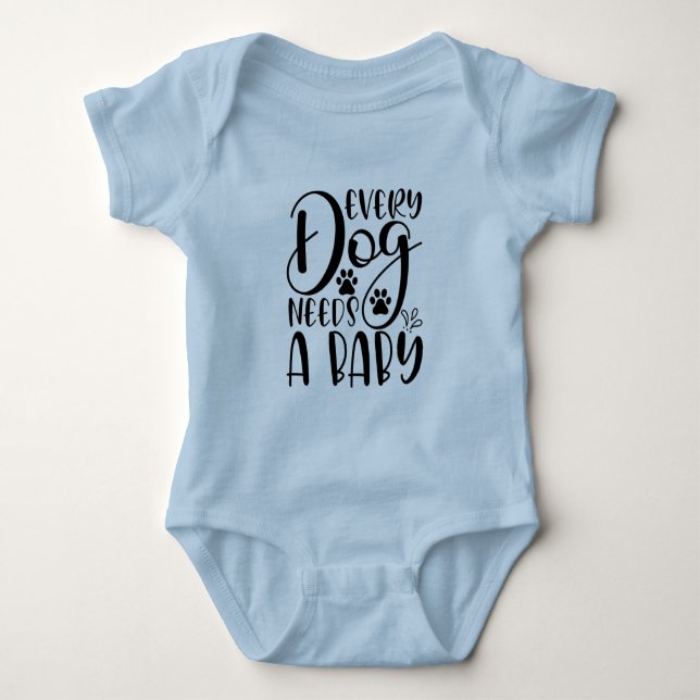 Every Dog Needs A Baby Pregnancy Announcement Strampler (Vorderseite)