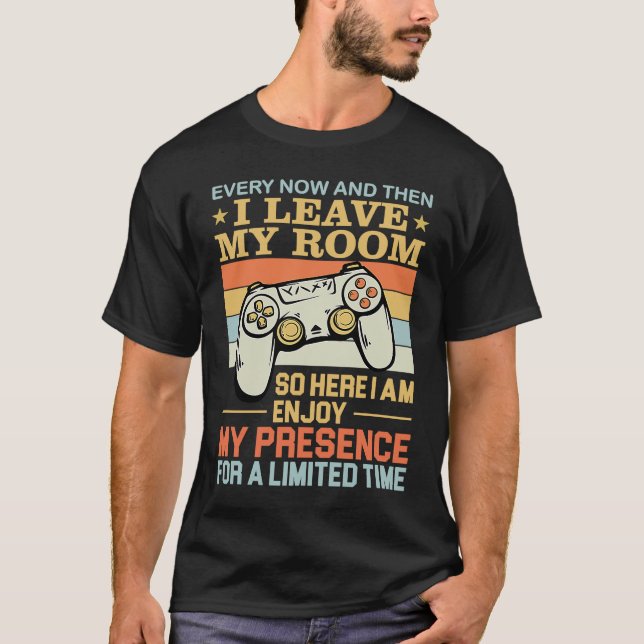Every Now And Then I Leave My Room  Gamer T-Shirt (Vorderseite)