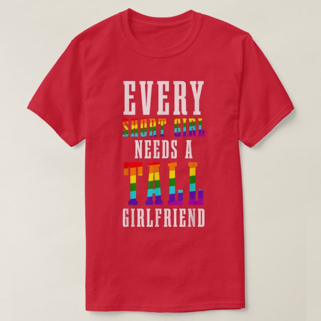 Every Short Girl Needs A Tall Girlfriend LGBTQ Les T-Shirt (Design vorne)