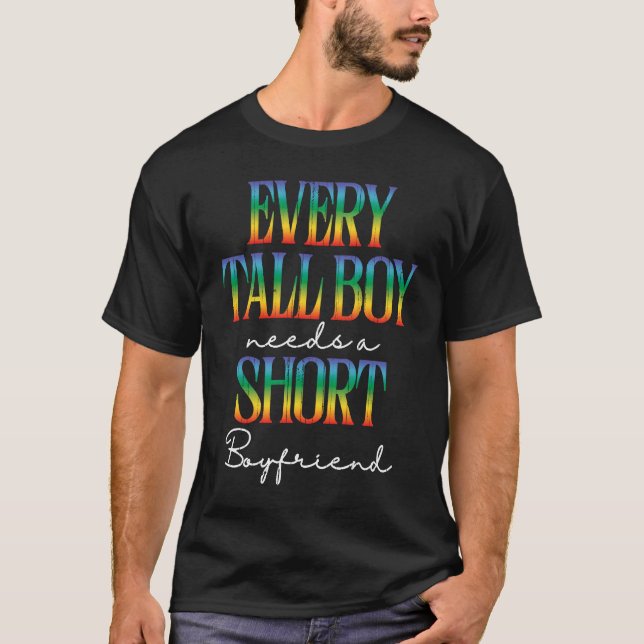 Every Tall Boy Needs Short Boyfriend LGBTQ Gay Pri T-Shirt (Vorderseite)