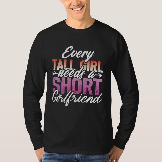 Every Tall Girl Needs A Short Girlfriend  LGBT Les T-Shirt (Vorderseite)