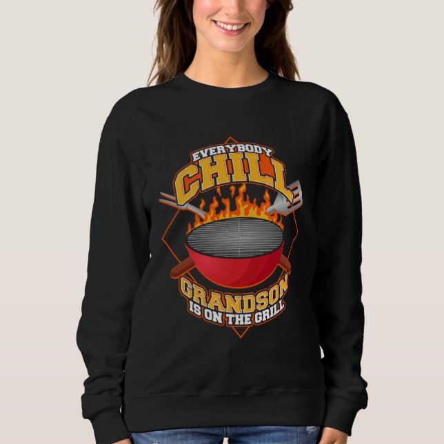 Everybody Chill Grandson is On The Grill Quote Sweatshirt (Vorderseite)