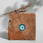 Evil Eye Pendant Necklace - Griechischer Charm Imi Vergoldete Kette<br><div class="desc">Schützen Sie sich vor negativer Energie und gewinnen Sie viel Glück mit diesem wunderschönen Imitat goldene Augenhalskette. Das böse Auge ist in vielen Kulturen wie der Türkei, Griechenland und dem Nahen Osten ein Symbol des Schutzes und der Abwehr des Bösen. Man glaubt, dass das Tragen einer bösen Augenhalskette einen vor...</div>