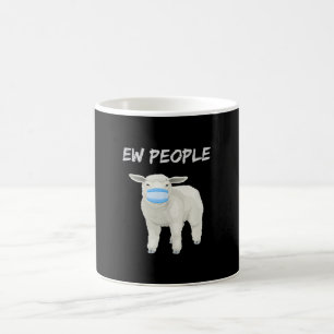 Ew Leute Schafe oder Lamm in Maske Quarantäneges Kaffeetasse