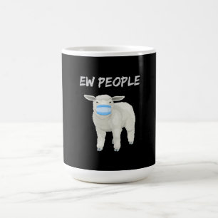 Ew Leute Schafe oder Lamm in Maske Quarantäneges Kaffeetasse