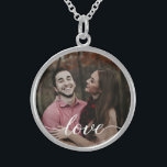 "Ewige Liebe" Personalisiertes Foto Necklace Sterling Silberkette<br><div class="desc">Erschafft eine immerwährende Erinnerung mit der "Ewige Liebe" Personalisierten Foto Necklace, ein Geschenk, das sie für immer schätze. Diese Halskette ist eine exquisite und herzliche Geste, die es Ihnen ermöglicht, es mit Ihrem Lieblings-Foto zusammen zu gestalten, und einen Augenblick zu erfassen, der Ihnen beiden sehr am Herzen liegt. Das Wort...</div>