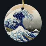 Ewige Ruhe: Die große Welle Ukiyo-e Keramik Ornament<br><div class="desc">Tauchen Sie ein in die zeitlose Schönheit von Hokusais ikonischem Meisterwerk mit unserem "ewigen Feindschaft"-Ornament. Dieses Vintage japanische Ukiyo-e Holzschnitt von The Great Wave in Kanagawa wurde mit Präzision und Sorgfalt erstellt und erfreut sich einer exquisiten Detailrealität. Der glatte, scharfe Fokus fängt jede Nuance ein, sodass Sie den Power und...</div>
