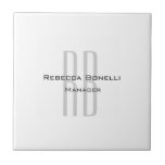 Exklusive Einziges Weißgraues Monogramm Modernes Fliese<br><div class="desc">Sie können die Schriftart,  Hintergrundbild und Farbe,  Buchstaben und Buchstaben leicht ändern.</div>