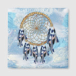 Exotic Blue Dream Catcher Geschenke Magnet<br><div class="desc">Ein Traumfänger,  der den runden Kreis von Bambus und roten Perlen im Netz mit blauen Papageienvogelfedern auf einem weichen Federhintergrund aus der Blues umfasst</div>